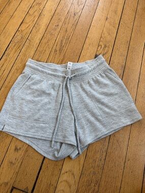 Alo yoga shorts gray size XXS VGUC
